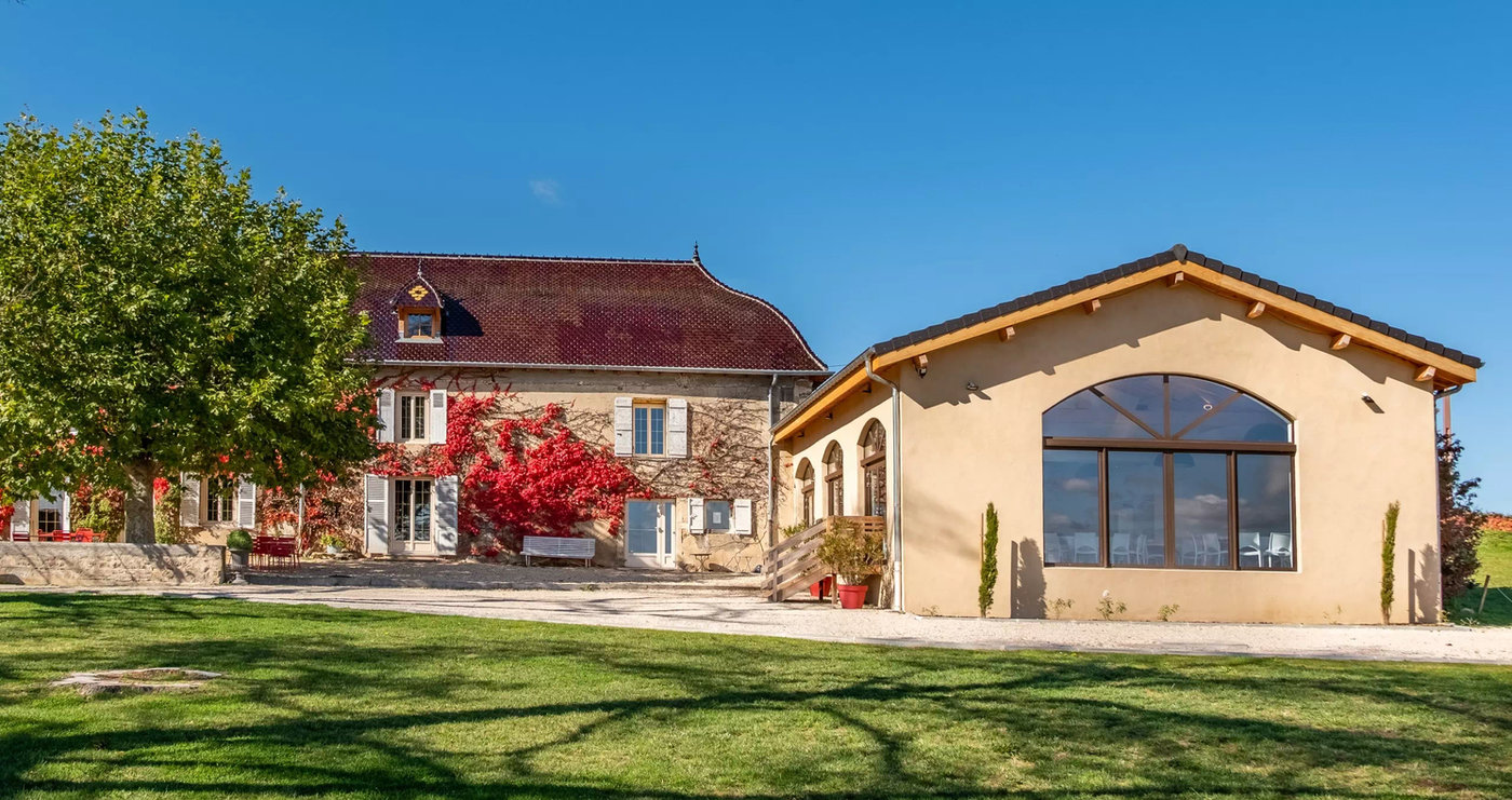 La bâtisse de l'Ermitage de Brouilly et sa grande salle vitrée